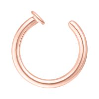 Roségoldener offener Nasenring aus Chirurgenstahl auf weißem Hintergrund