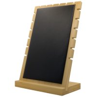 Schwarzes Halsketten-Display mit Holzrahmen und Wildcat-Logo