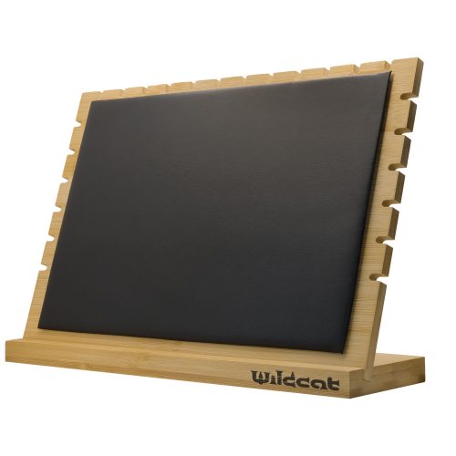 Schwarzes Display für Halsketten aus Holz mit Wildcat-Logo