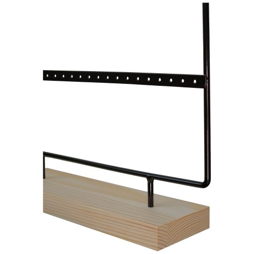 Schwarzer Metallrahmen auf hellem Holzsockel, minimalistisch