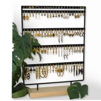Schwarzes Display für Ohrringe mit mehreren goldenen Little Hoops auf Holzfuß