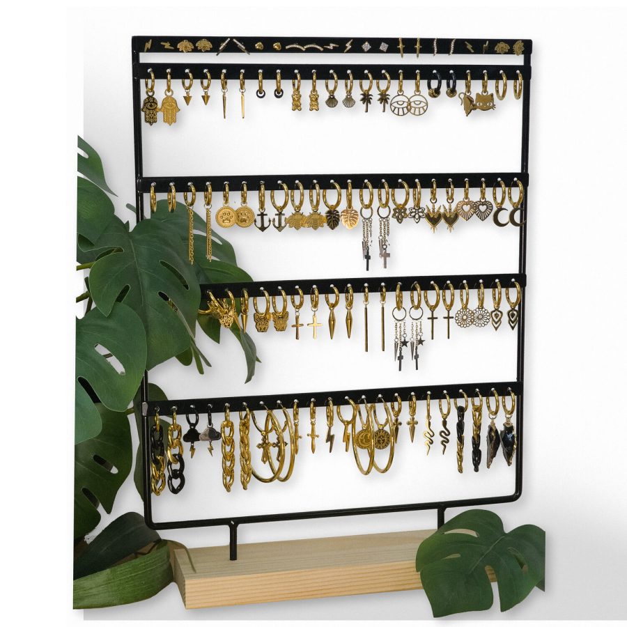 Schwarzes Display für Ohrringe mit mehreren goldenen Little Hoops auf Holzfuß