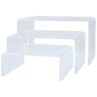 Drei schwarze Acryl-Displays in verschiedenen Größen auf weißem Hintergrund