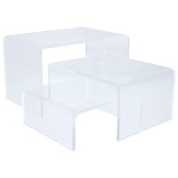 Schwarzer, transparenter Acryl-Display auf weißem Hintergrund