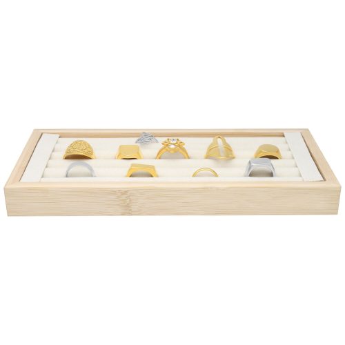 Schwarzes Ring Display mit mehreren Ringen auf Holztablett