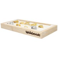 Holzrahmen mit verschiedenen Ringen auf weißer Unterlage im Display