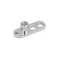 Silberner Titan-Dermal Anchor mit 3 Löchern auf weißem Hintergrund