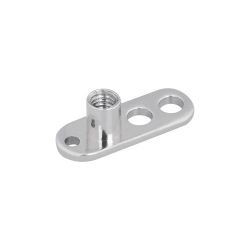 Silberner Titan-Dermal Anchor mit 3 Löchern auf weißem Hintergrund