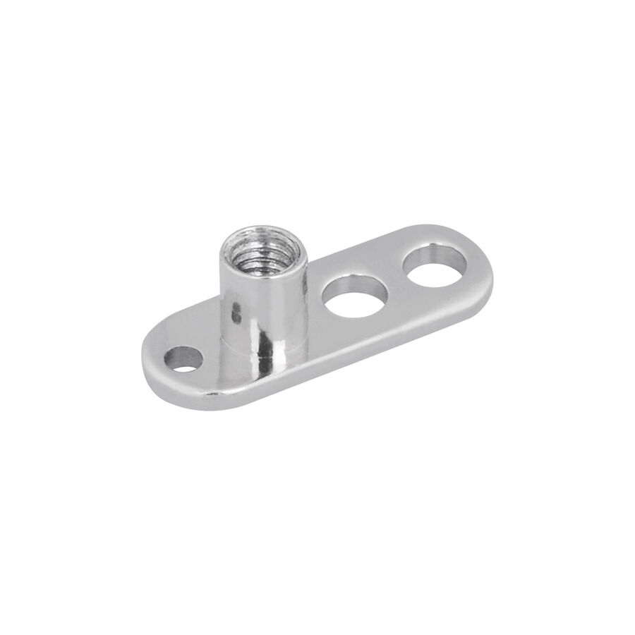 Silberner Titan-Dermal Anchor mit 3 Löchern auf weißem Hintergrund