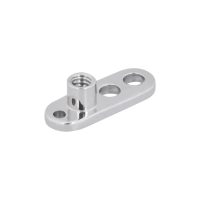 Silberner Titan-Dermal Anchor mit drei Löchern auf weißem Hintergrund