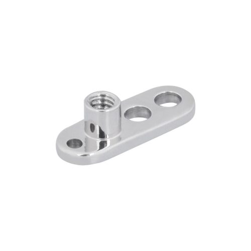 Silberner Titan-Dermal Anchor mit drei Löchern auf weißem Hintergrund