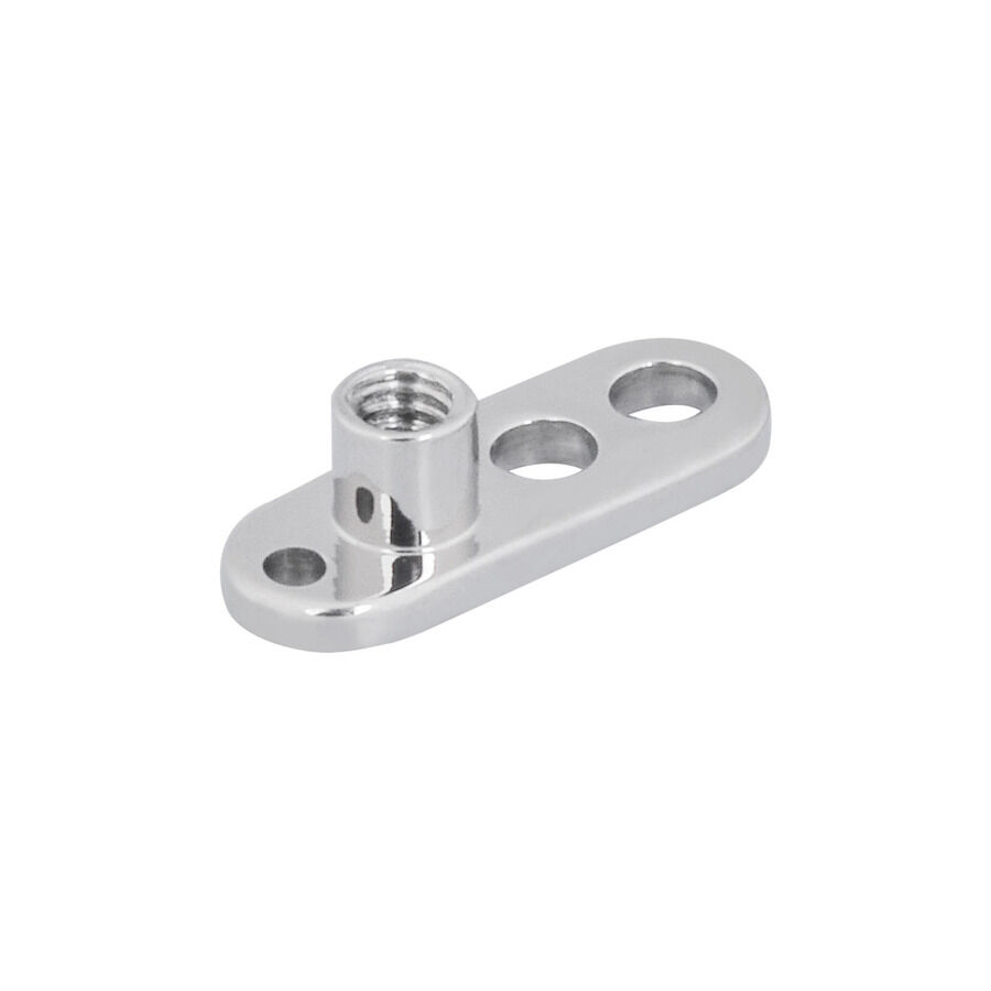 Silberner Titan-Dermal Anchor mit drei Löchern auf weißem Hintergrund