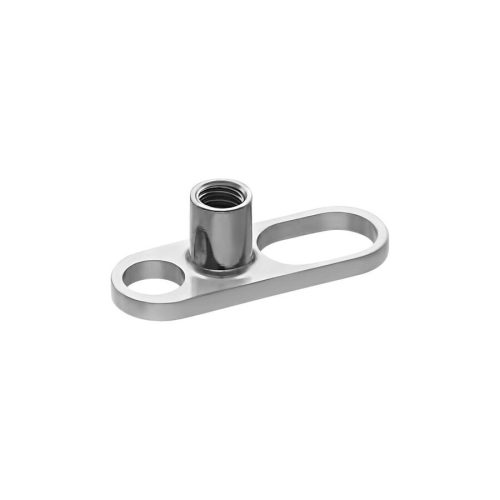 Silberner Titan Dermal Anchor auf weißem Hintergrund
