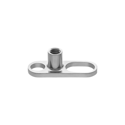 Silberner Dermal Anchor aus Titan auf weißem Hintergrund