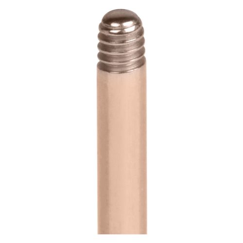 Nahaufnahme eines roségoldenen Labrets aus Titan mit Außengewinde auf weißem Hintergrund