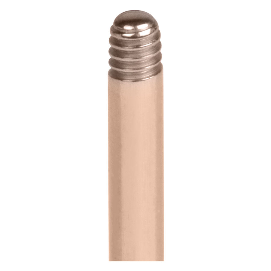 Nahaufnahme eines roségoldenen Labrets aus Titan mit Außengewinde auf weißem Hintergrund