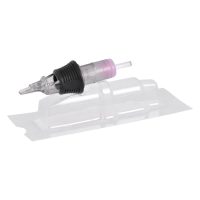 Transparente Magnum Curved Tattoo Cartridge mit schwarzem Griff auf weißem Hintergrund