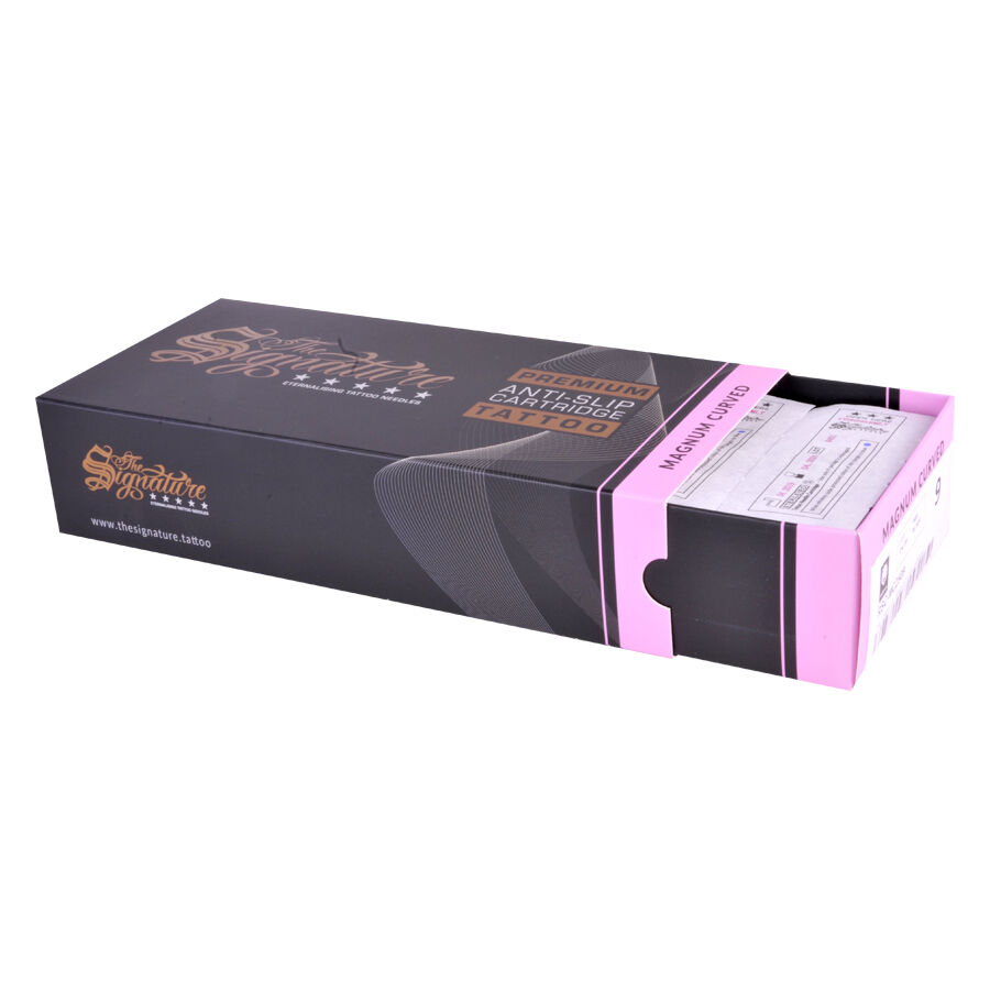 Schwarze Box mit Magnum Curved Cartridges auf weißem Hintergrund
