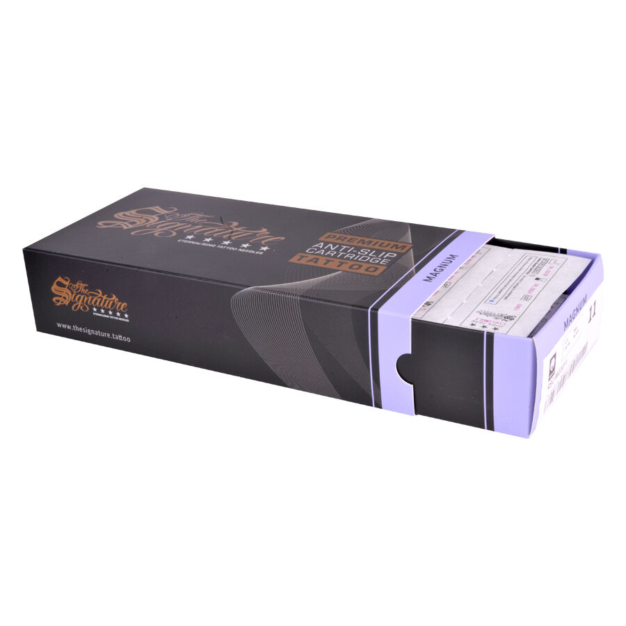 Schwarze Box mit Magnum Cartridges, seitlich geöffnet, auf weißem Hintergrund