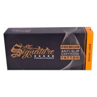 Schwarze Verpackung mit goldener Aufschrift 'The Signature' und orangem Rand, auf weißem Hintergrund