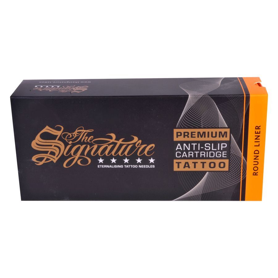 Schwarze Verpackung mit goldener Aufschrift 'The Signature' und orangem Rand, auf weißem Hintergrund
