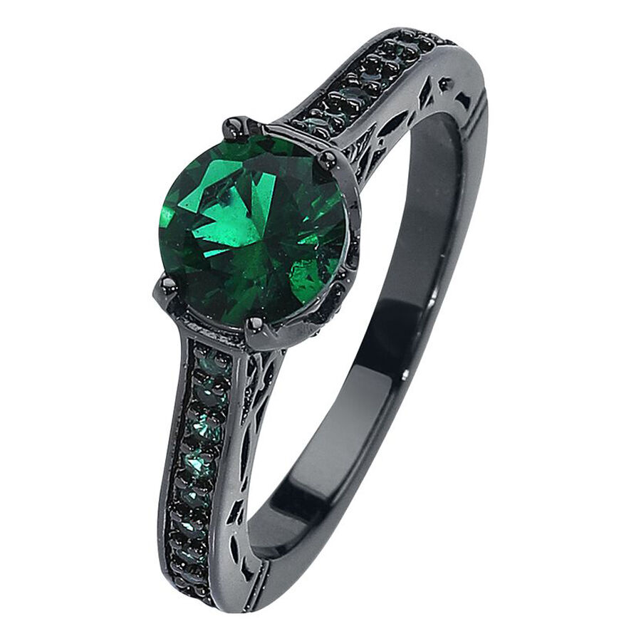 Schwarzer Ring aus Chirurgenstahl mit smaragdgrünem Kristall auf weißem Hintergrund