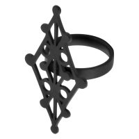 Schwarzer Witchcraft Rune Ring aus Chirurgenstahl in Größe 18mm auf weißem Hintergrund