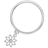 Silberner Fingerring mit blumenförmigem Anhänger aus Chirurgenstahl auf weißem Hintergrund