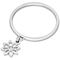 Silberner Fingerring mit hängendem Blumenanhänger auf weißem Hintergrund