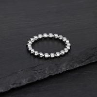 Silberner Bubble Ring aus Chirurgenstahl auf schwarzem Hintergrund