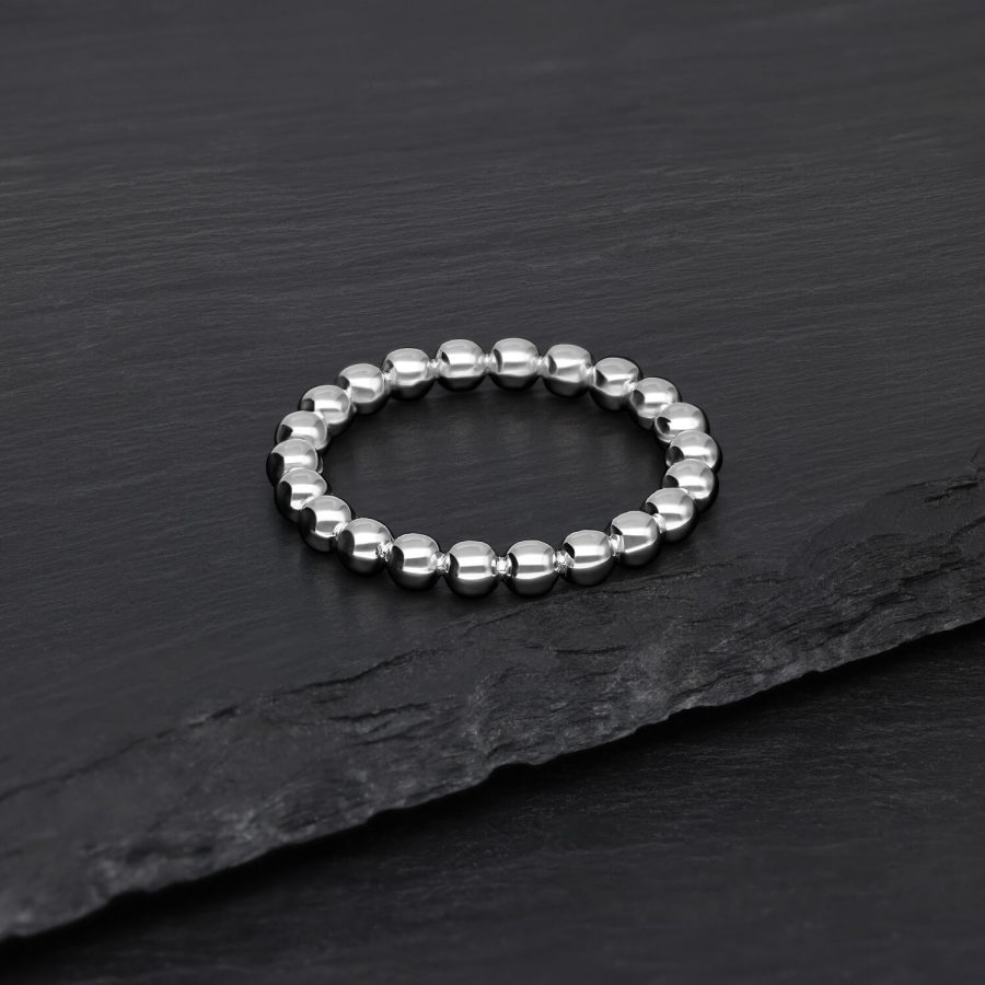 Silberner Bubble Ring aus Chirurgenstahl auf schwarzem Hintergrund