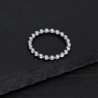 Silberner Bubble Ring auf schwarzem Hintergrund liegend