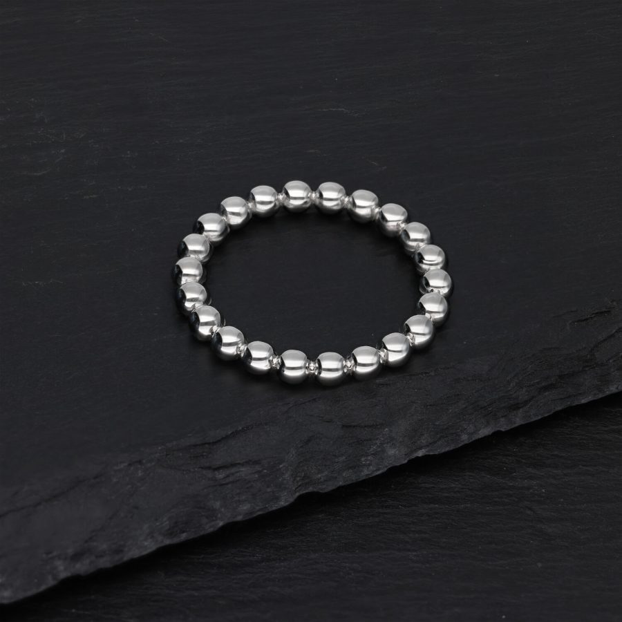 Silberner Bubble Ring auf schwarzem Hintergrund liegend