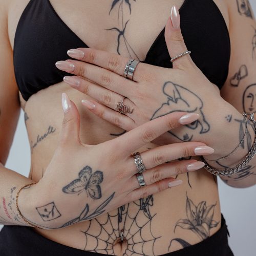 Unisex-Bubble-Ring aus Chirurgenstahl, getragen von tätowierter Person.