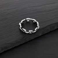 Silberner Link Chain Ring aus Chirurgenstahl auf schwarzem Hintergrund