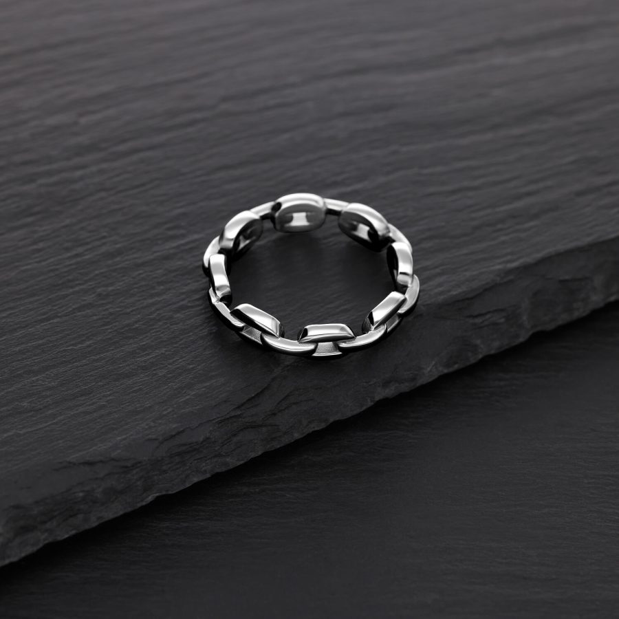 Silberner Link Chain Ring aus Chirurgenstahl auf schwarzem Hintergrund