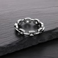Silberner Link Chain Ring aus Chirurgenstahl auf dunklem Stein