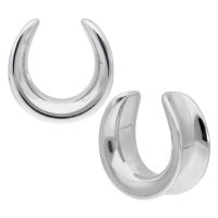 Zwei silberne Ear Saddles aus Chirurgenstahl auf weißem Hintergrund