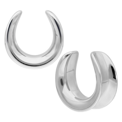 Zwei silberne Ear Saddles aus Chirurgenstahl auf weißem Hintergrund