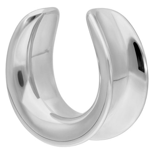 Silberne Ear Saddles aus Chirurgenstahl auf weißem Hintergrund