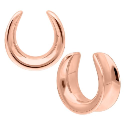 Zwei roségoldene Ear Saddles aus Chirurgenstahl auf weißem Hintergrund