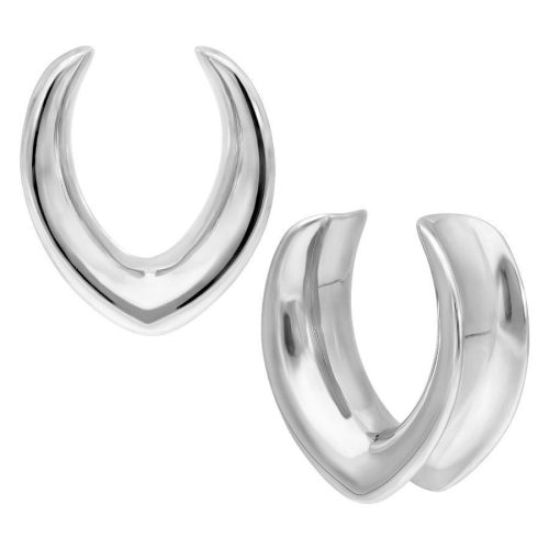 Zwei silberne, ovalförmige Ear Saddles auf weißem Hintergrund