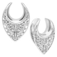 Silberne, orientalisch verzierte Ear Saddles aus Chirurgenstahl 316L auf weißem Hintergrund