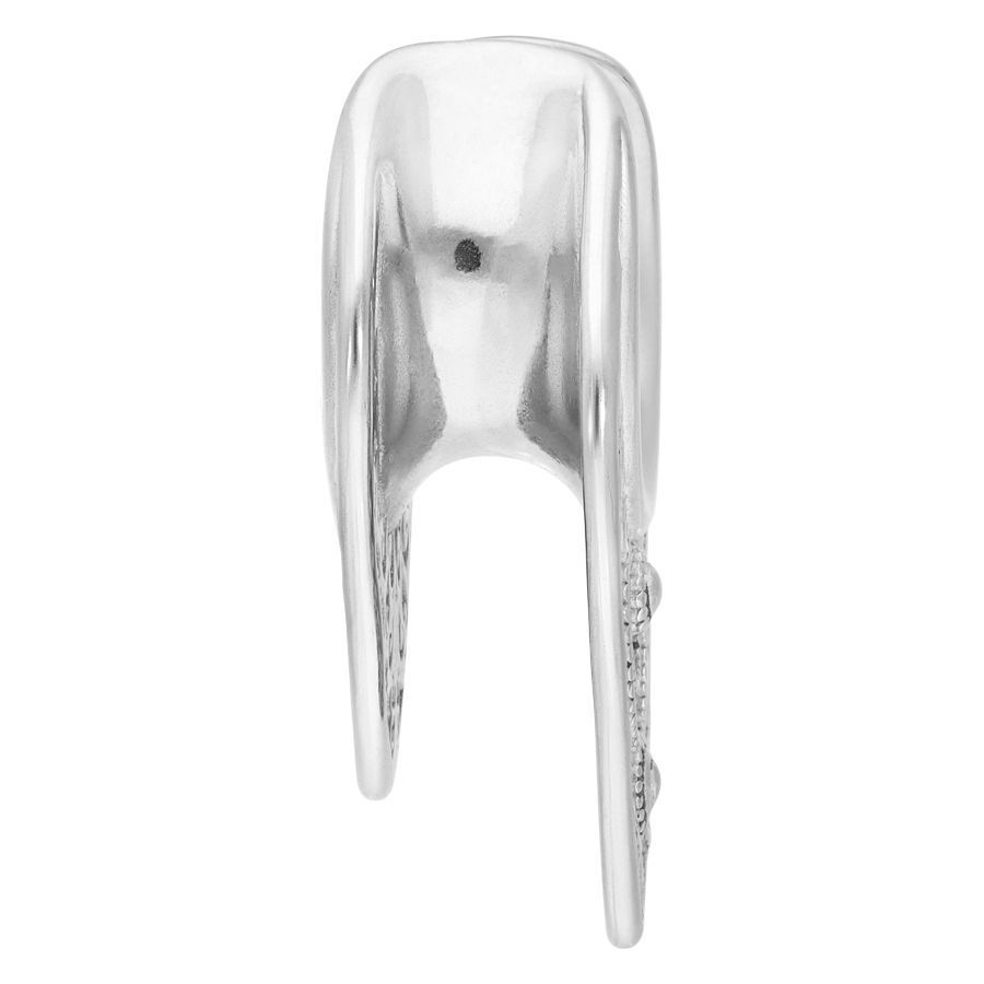 Silberner Ear Saddle aus Chirurgenstahl auf weißem Hintergrund