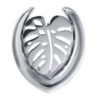 Silberne Ear Saddles in Form eines Monstera Blattes auf weißem Hintergrund