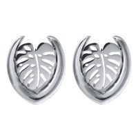 Silberne Ear Saddles mit Monstera-Design auf weißem Hintergrund