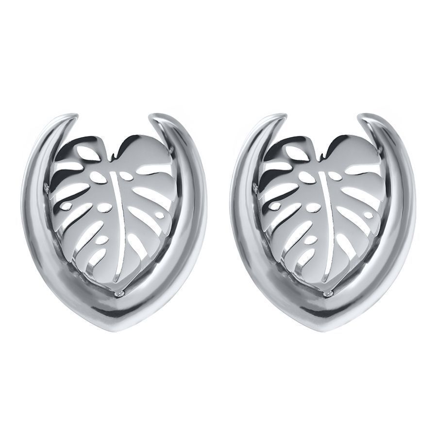 Silberne Ear Saddles mit Monstera-Design auf weißem Hintergrund