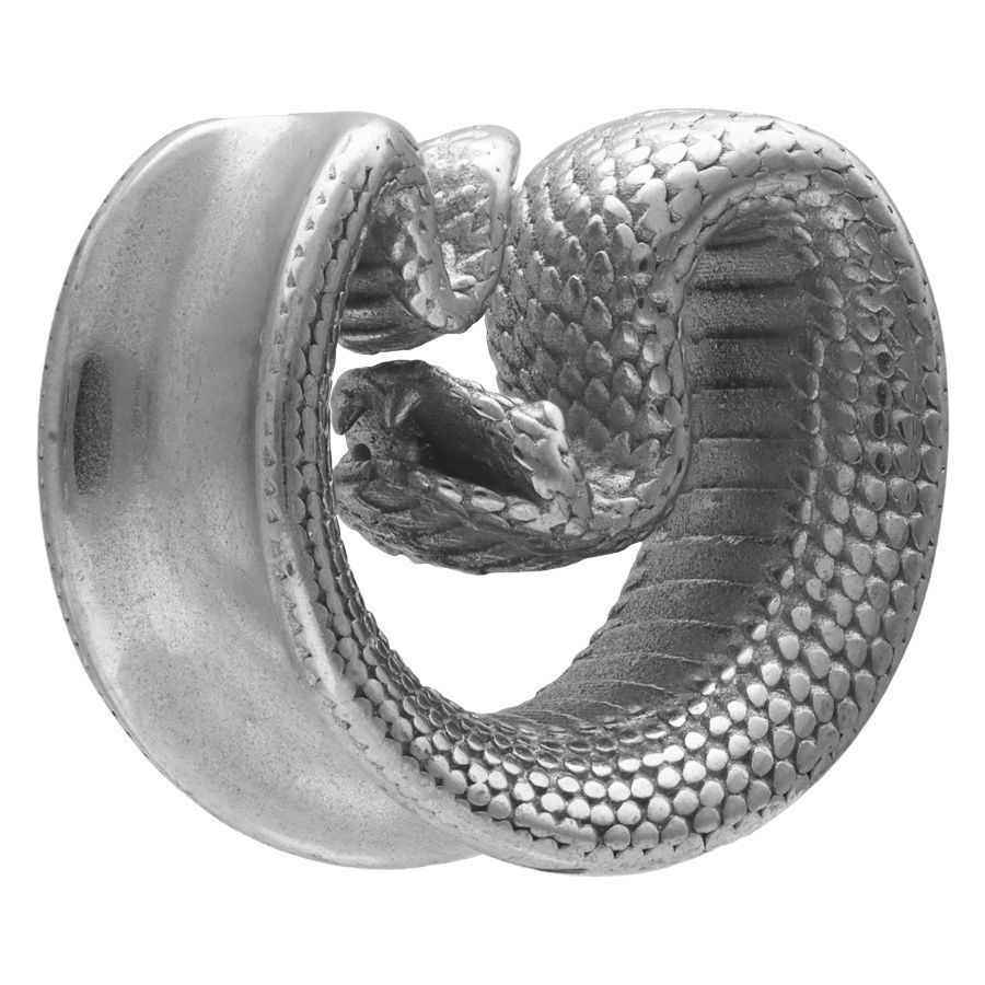 Silberne Ear Saddle in Schlangenform auf weißem Hintergrund