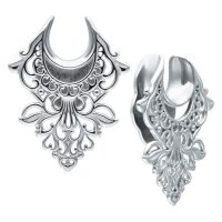 Zwei silberne, barocke Ear Saddles aus Chirurgenstahl auf weißem Hintergrund
