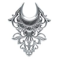 Silberne Ear Saddles mit barockem Design auf weißem Hintergrund
